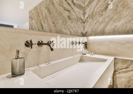 Seitenansicht des Badezimmers mit Waschbecken in der Wand Stockfoto