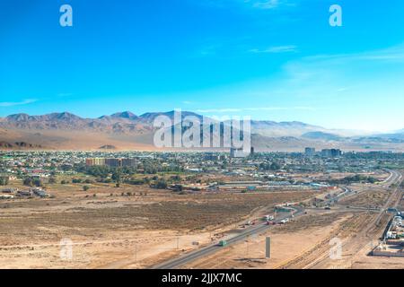 Luftaufnahme der Bergbaustadt Calama im Norden Chiles mit der Kupfermine Chuquicamata im Hintergrund. Stockfoto