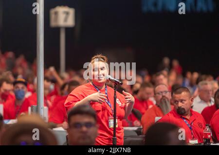 Detroit, Michigan, USA. 27.. Juli 2022. Ein Delegierter spricht auf der Verfassungskonvention der United Auto Workers 38. über eine Resolution. Kredit: Jim West/Alamy Live Nachrichten Stockfoto