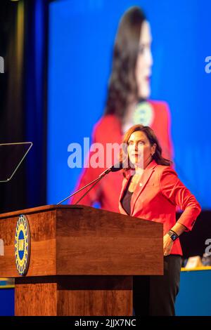 Detroit, Michigan, USA. 27.. Juli 2022. Der Gouverneur von Michigan, Gretchen Whitmer, sprach auf der Verfassungskonvention der United Auto Workers 38.. Kredit: Jim West/Alamy Live Nachrichten Stockfoto