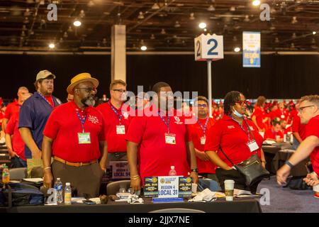 Detroit, Michigan, USA. 27.. Juli 2022. Die Delegierten erheben sich, um bei der Abstimmung über eine Resolution auf der Verfassungskonvention von United Auto Workers 38. gezählt zu werden. Kredit: Jim West/Alamy Live Nachrichten Stockfoto