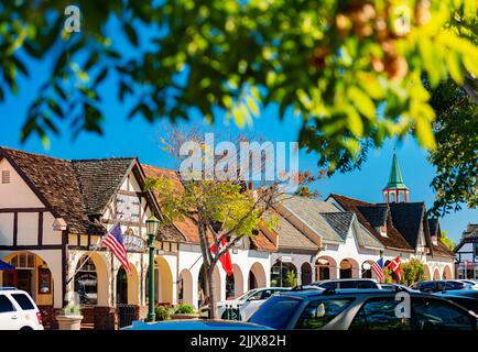 Solvang, Vereinigte Staaten von Amerika - 2. November 2016: Sonniger Tag in der historischen Stadt Santa Barbara County Stockfoto