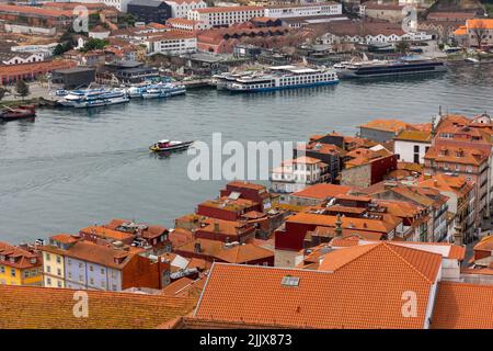 Blick über die Dächer auf Gebäude im Zentrum von Porto, einer bedeutenden Stadt im Norden Portugals mit dem Fluss Douro in der Ferne. Stockfoto