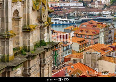 Blick über die Dächer auf Gebäude im Zentrum von Porto, einer bedeutenden Stadt im Norden Portugals. Stockfoto