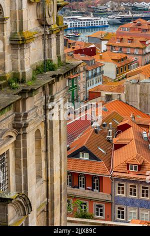 Blick über die Dächer auf Gebäude im Zentrum von Porto, einer bedeutenden Stadt im Norden Portugals. Stockfoto