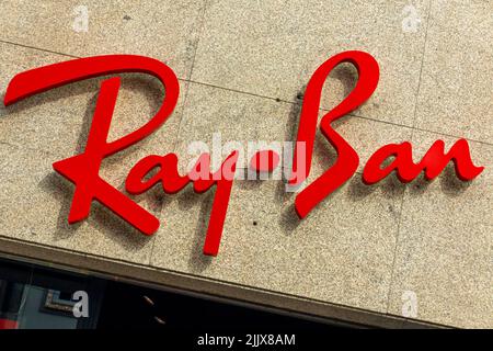 Schild vor Ray Ban Sonnenbrillen- und Brillenladen im Zentrum von Porto, einer bedeutenden Stadt im Norden Portugals. Stockfoto