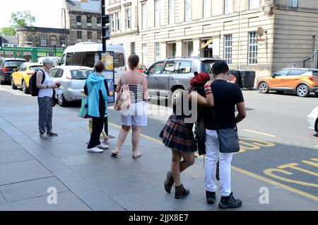 Mädchen in Tam o Shanter und Kilt edinburgh Royal Mile scotland im Sommer 2022 Großbritannien Stockfoto