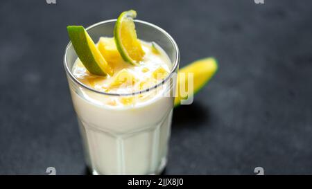 Lassi ist ein beliebtes traditionelles kaltes Getränk in Indien mit einer Basis aus Dahi, Joghurt. Stockfoto