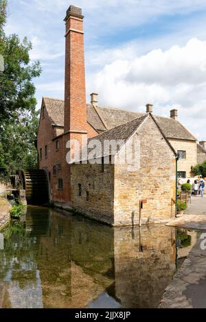 Blick auf die alte Wassermühle am Fluss Eye in Lower Slaughter, einem kleinen Dorf in den Cotswolds, Gloucestershire, Großbritannien. Stockfoto