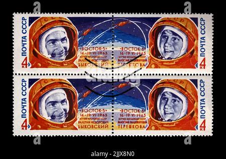 Valentina Tereshkova und Valery Bykovsky, sowjetische Astronauten, Raketenschiff Wostok 5 und 6, um 1963. Abgesagte Briefmarke gedruckt in der UdSSR Stockfoto