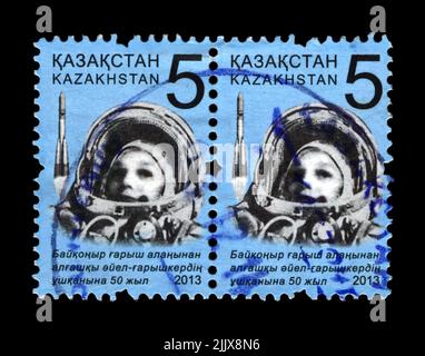 sowjetische Astronautin Valentina Tereshkova, 1. Frau im Weltraum, um 2013. Abgestempelter Poststempel gedruckt in Kasachstan isoliert auf schwarzem Hintergrund. Stockfoto