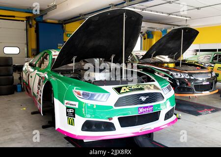 NAScar Autos mit offener Haube in der Werkstatt ausgerichtet. Vallelunga, Italien, oktober 29 2021. Amerikanisches Fest von Rom Stockfoto