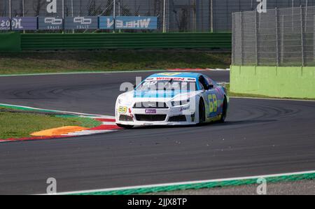 NAScar-Rennwagen, der bei Kursabbiegung eine Herausforderung darstellt. Vallelunga, Italien, oktober 29 2021. Amerikanisches Fest von Rom Stockfoto