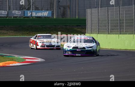 NAScar-Rennwagen, der bei Kursabbiegung eine Herausforderung darstellt. Vallelunga, Italien, oktober 29 2021. Amerikanisches Fest von Rom Stockfoto