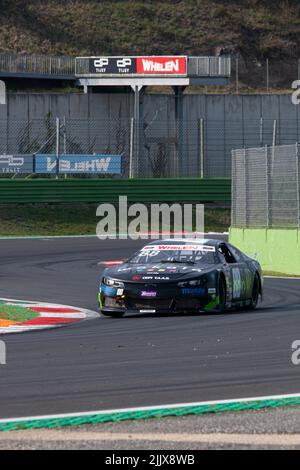 NAScar-Rennwagen, der bei Kursabbiegung eine Herausforderung darstellt. Vallelunga, Italien, oktober 29 2021. Amerikanisches Fest von Rom Stockfoto