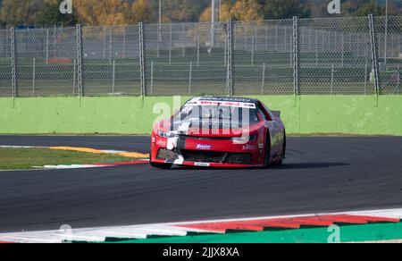 NAScar-Rennwagen, der bei Kursabbiegung eine Herausforderung darstellt. Vallelunga, Italien, oktober 29 2021. Amerikanisches Fest von Rom Stockfoto