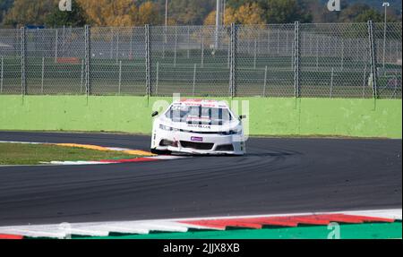 NAScar-Rennwagen, der bei Kursabbiegung eine Herausforderung darstellt. Vallelunga, Italien, oktober 29 2021. Amerikanisches Fest von Rom Stockfoto
