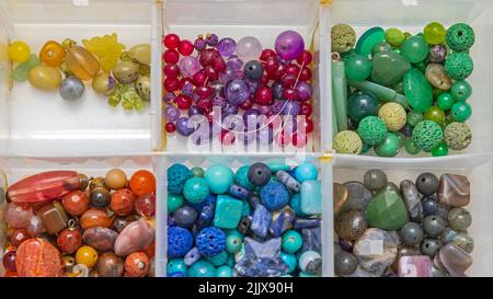 Edelstein Schmuck Handwerk Material Sortiment in Organizer Tackle Box Stockfoto