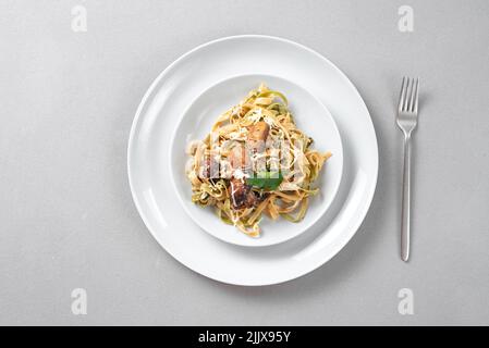 Linguine Pasta mit Pilzen, Weißkäse, Spinat und Knoblauch. Gesunde Ernährung. Vegetarische Gerichte. Ernährung. Ein traditionelles italienisches und römisches Gericht Stockfoto