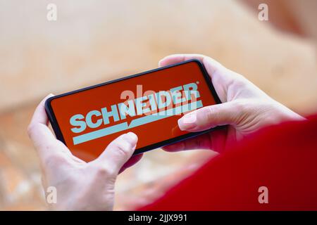 Brasilien. 28.. Juli 2022. In dieser Abbildung wird das Schneider National-Logo auf einem Smartphone-Bildschirm angezeigt. (Foto von Rafael Henrique/SOPA Images/Sipa USA) Quelle: SIPA USA/Alamy Live News Stockfoto