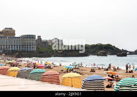 Traditionelle Strandzelte auf der Grande Plage in Biarritz Stockfoto