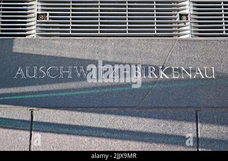 auschwitz - birkenau Konzentrationslager, Botschaft auf Steinmauer Nahaufnahme, Holocaust, europäischer Streßplatz Vielfalt Stockfoto