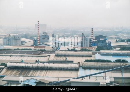 Glasfabrik. Draufsicht auf die Stapel von zerkleinertem Glas auf dem Gelände der Glasfabrik. Glasherstellung. Fabrik, Industrie. Jakarta, Indonesien Stockfoto