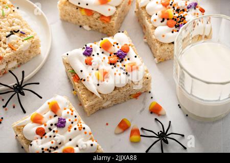 Reis Müsli Leckereien für Halloween mit festlichen Streuseln Stockfoto