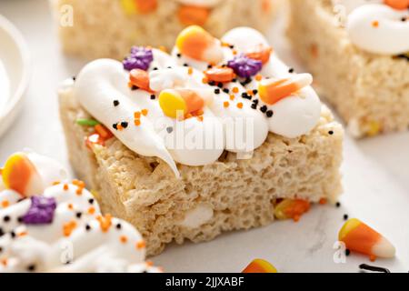 Reis Müsli Leckereien für Halloween mit festlichen Streuseln Stockfoto