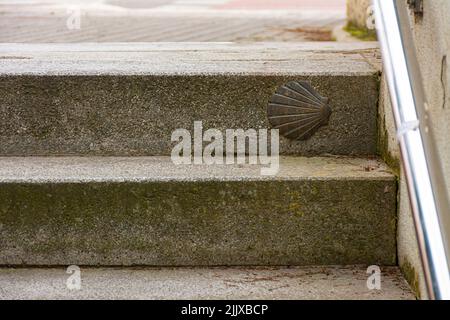 Valencia Spanien. Warnschild auf einigen Treppen, mit einer Metallschale markiert die Route des Camino de Santiago, auf der Route aus dem Mittelmeer t Stockfoto