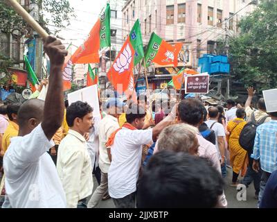 KALKUTTA, WESTBENGALEN, INDIEN - 28. Juli 2022: Bengalen BJP sprach am dienstag in kalkutta wegen Geldbetrug durch Industrieministerin Partha Chatterjee. Stockfoto