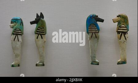 Ägypten. Söhne des gottes Horus. Späte Periode. 26. Dynastie. 664-525 V. CHR. Polychrome Fayence (Höhe: 13-14 cm). Calouste Gulbenkian Museum. Lissabon, Portugal.