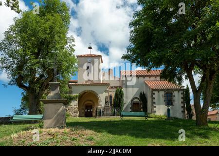 Kirche Saint Julien. La Chapelle sur Usson Village, regionaler Naturpark Livradois-Forez, Departement Puy de Dome, Auvergne Rhone Alpes, Frankreich Stockfoto