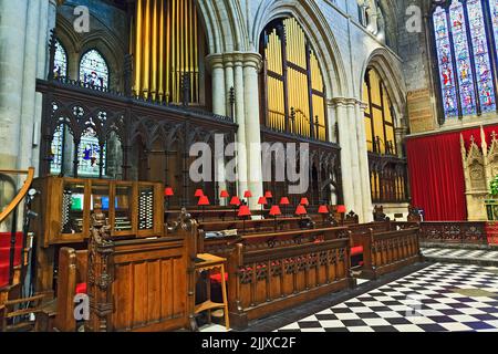 Die Orgelpfeifen und Chorgestühl befinden sich im Chor der Priory Church of St Mary in Old Bridlington in Yorkshire Stockfoto