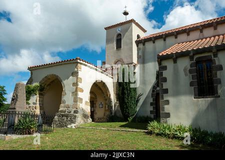 Kirche Saint Julien. La Chapelle sur Usson Village, regionaler Naturpark Livradois-Forez, Departement Puy de Dome, Auvergne Rhone Alpes, Frankreich Stockfoto