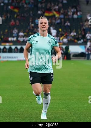 Milton Keynes, Großbritannien. 27.. Juli 2022. Milton Keynes, England, 27. 2022. Juli: Marina Hegering (5 Deutschland) beim Aufwärmen vor dem UEFA-Fußball-Halbfinale 2022 der Frauen zwischen Deutschland und Frankreich im Stadium MK in Milton Keynes, England. (Daniela Porcelli /SPP) Quelle: SPP Sport Press Foto. /Alamy Live News Stockfoto