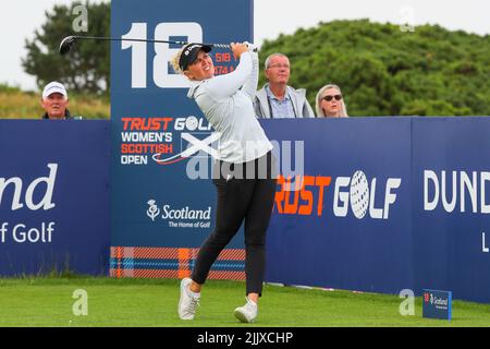 Dundonald Links, Irvine, Großbritannien. 28.. Juli 2022. Die erste Runde des Trust Golf Women's Scottish Golf begann mit 144 internationalen Wettbewerbern. Die zweite Runde findet am Freitag, den 29. Juli statt, und dann wird der Schnitt für die besten 70 Golfer gemacht, um am Saturday30.. Und Sonntag, den 31.. Anzutreten. Nanna Madsen ist am 18.. Kredit: Findlay/Alamy Live Nachrichten Stockfoto