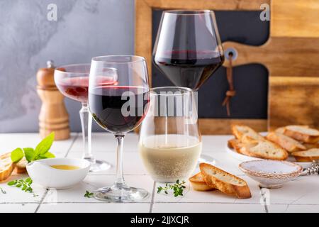 Verschiedene Weingläser mit Rot-, Weiß- und Roséwein Stockfoto