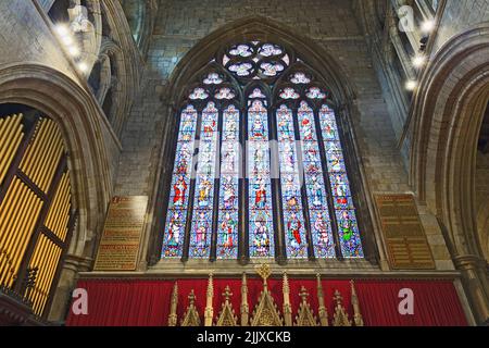Das große Ostfenster aus Buntglas im Chor der Priory Church of St Mary in Old Bridlington, Yorkshire Stockfoto