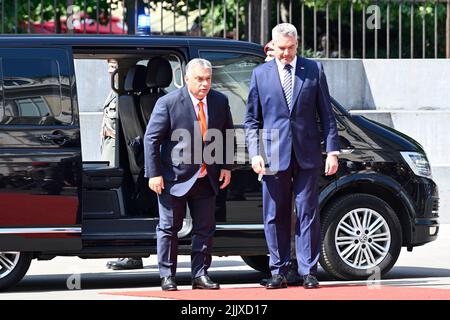 Wien, Österreich. 28.. Juli 2022. Ankunft des ungarischen Premierministers Viktor Orbán (L); Begrüßung durch Bundeskanzler Nehammer (R) und Empfang mit militärischen Ehren Stockfoto