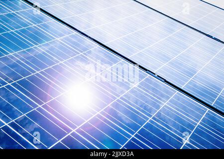 Nahaufnahme von Sonnenkollektoren mit reflektierender Sonne und Fackeln der Linse Stockfoto