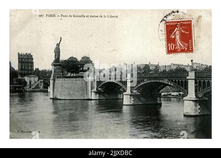 PARIS, FRANKREICH: Brücke Pont de Grenelle über die seine und Freiheitsstatue, abgesagte alte Postkarte, gedruckt in Frankreich um 1909. Stockfoto