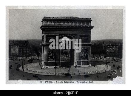 PARIS, FRANKREICH - UM 1920s: In Frankreich gedruckte Vintage-Postkarte zeigt Triumphbogen mit Pariser Stadtpanorama, um 1920s. Stockfoto