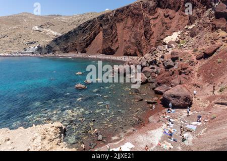 Der berühmte Wahrzeichen Red Beach ein vulkanischer Sandstrand auf der ägäischen Insel Santorini, Akrotiri, Santorini, Kykladen-Inseln, Griechenland Stockfoto