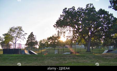 Blick auf den Wallace Park Skatepark in Paola Kansas. Auf den Miami County Fairgrounds befindet sich dieser lustige kleine Platz mit blauen Metallrampen. Stockfoto