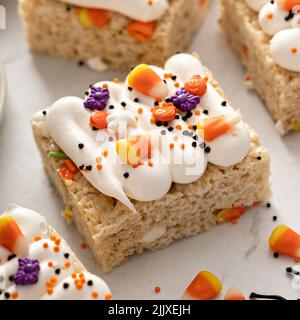 Reis Müsli Leckereien für Halloween mit festlichen Streuseln Stockfoto