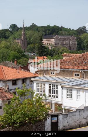 Palast von Sobrellano über die Dächer von Comillas Stockfoto