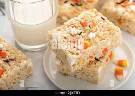 Reis Müsli Leckereien für Halloween mit festlichen Streuseln Stockfoto