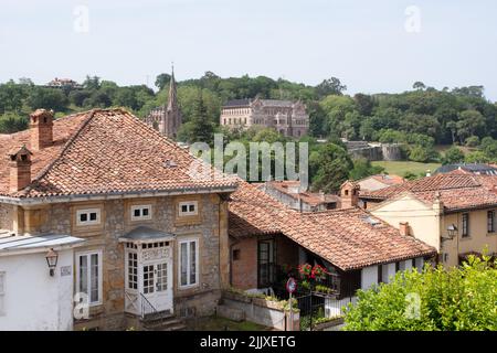 Palast von Sobrellano über die Dächer von Comillas Stockfoto