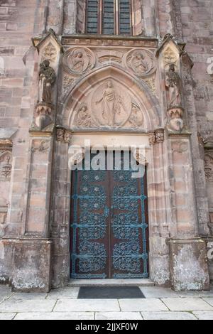 Der Eingang der Kapelle Pantheon im Palacio de Sobrellano, Comillas Stockfoto